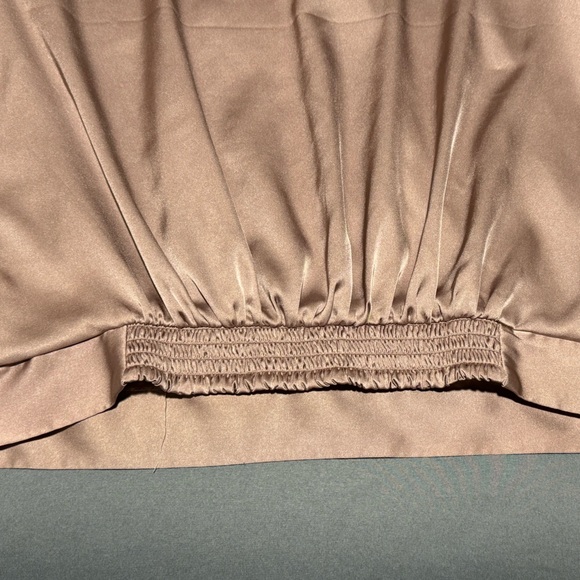 Express Cropped Blouse with Partial Open Back - Picture 6 of 9